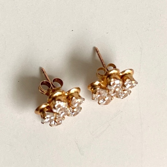 Vintage 10K Gold CZ Flower Earrings Stud Cubic Zirconia Faux Diamond Cluster - Picture 4 of 9